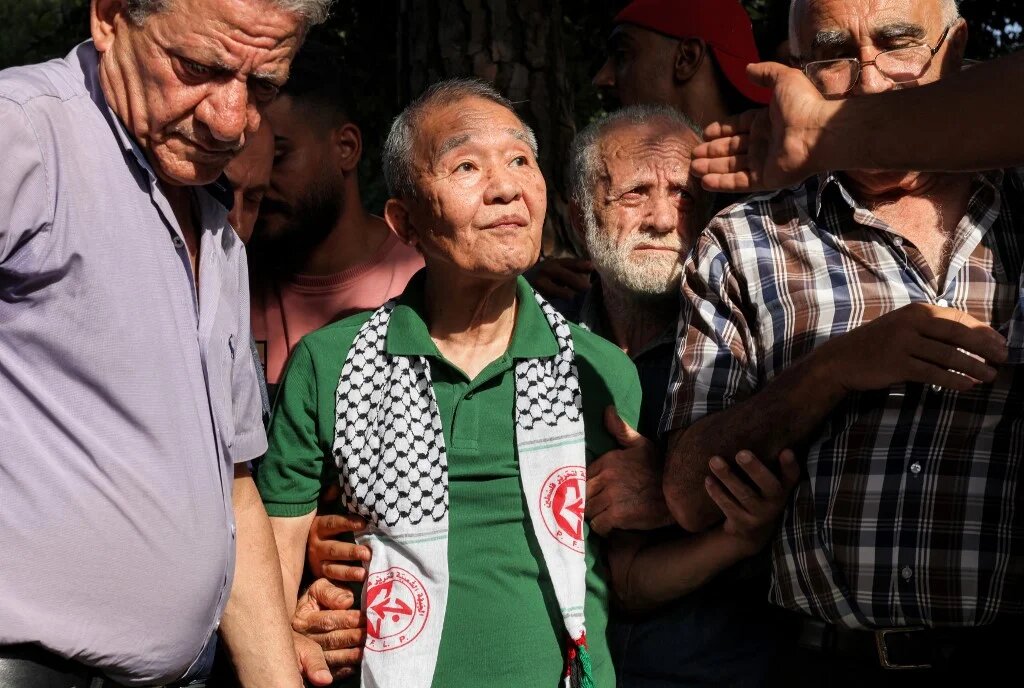 Le 30 mai 2022, Kozo Okamoto (au centre) assiste à une célébration organisée à Beyrouth pour le 50e anniversaire de l’attaque de l’aéroport de Tel Aviv. (Jospeh Eid / AFP)