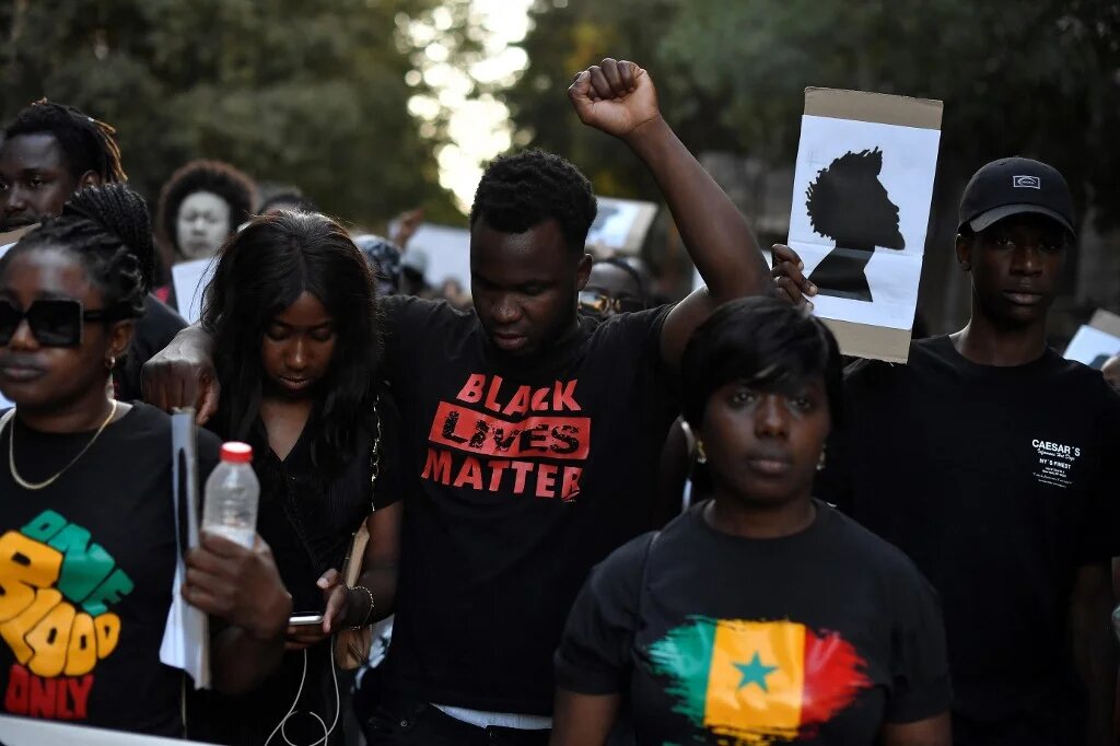 Un manifestant vêtu d’un maillot « Black lives matter » lors d’une manifestation antiraciste à Barcelone le 1er juillet 2022 (AFP/Paul Barrena)