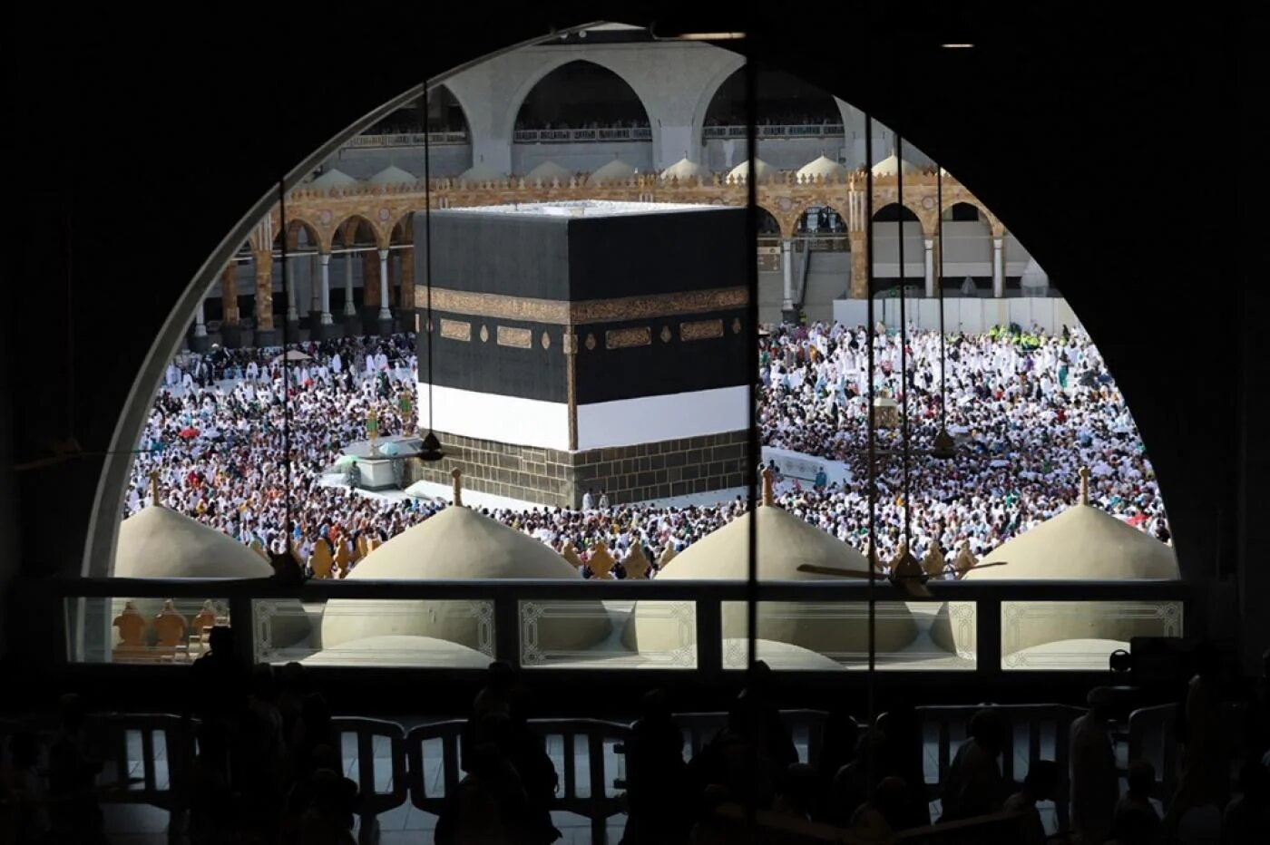 Des musulmans prient autour de la Kaaba à La Mecque, en Arabie saoudite, le 5 juillet 2022 (AFP)