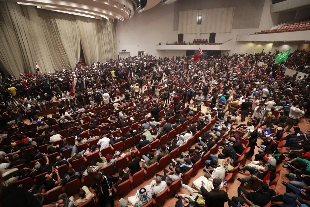 Les partisans du religieux chiite Moqtada al-Sadr, protestant contre la nomination d’un bloc rival au poste de Premier ministre, se sont rassemblés à l’intérieur du parlement irakien (AFP/Ahmad Al-Rubaye)
