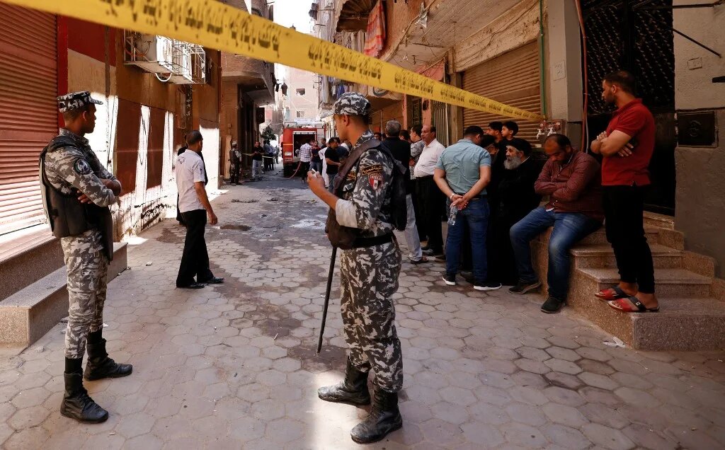  La police égyptienne se positionne devant l’église située dans le quartier densément peuplé d’Imbaba à l’ouest du Nil, qui fait partie du gouvernorat de Gizeh, le 14 août 2022 (AFP/Khaled Desouki)