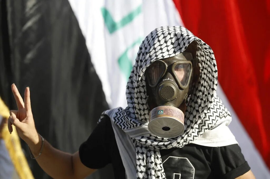 Un manifestant irakien pose pour une photo lors d’une manifestation sur le pont menant à la zone verte de haute sécurité de la capitale Bagdad, le 1er octobre 2022 (AFP/Ahmad Al-rubaye)