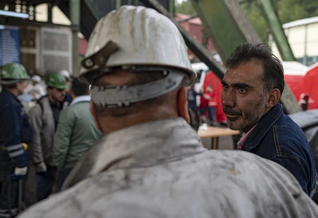 Une photographie montre une vue extérieure de la mine de charbon après une explosion à Amasra, dans la province de Bartin, en Turquie, le 15 octobre 2022 (AFP/Yasin Akgul)