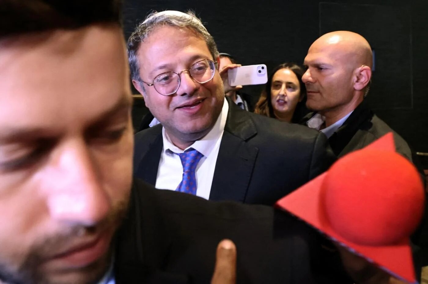 Ben Gvir, avec un autre ténor de l’extrême droite, Bezalel Smotrich, ont récolté 5 % des voix, ce qui leur permet d’obtenir quatorze sièges au Parlement contre six en 2021 (AFP)