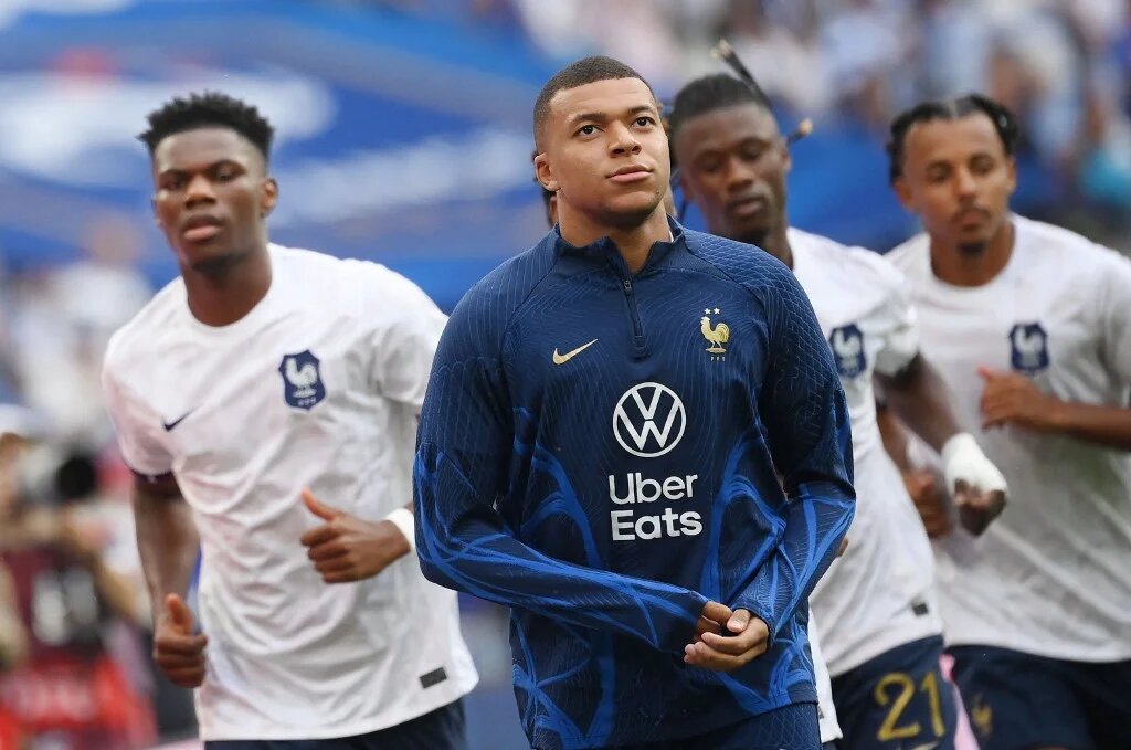 « Ce sont vos biens que vous détruisez, vos quartiers, vos villes, vos lieux d’épanouissement et de proximité », ont écrit plusieurs joueurs de l’équipe de France, dont Kylian Mbappé (AFP/Franck Fife)