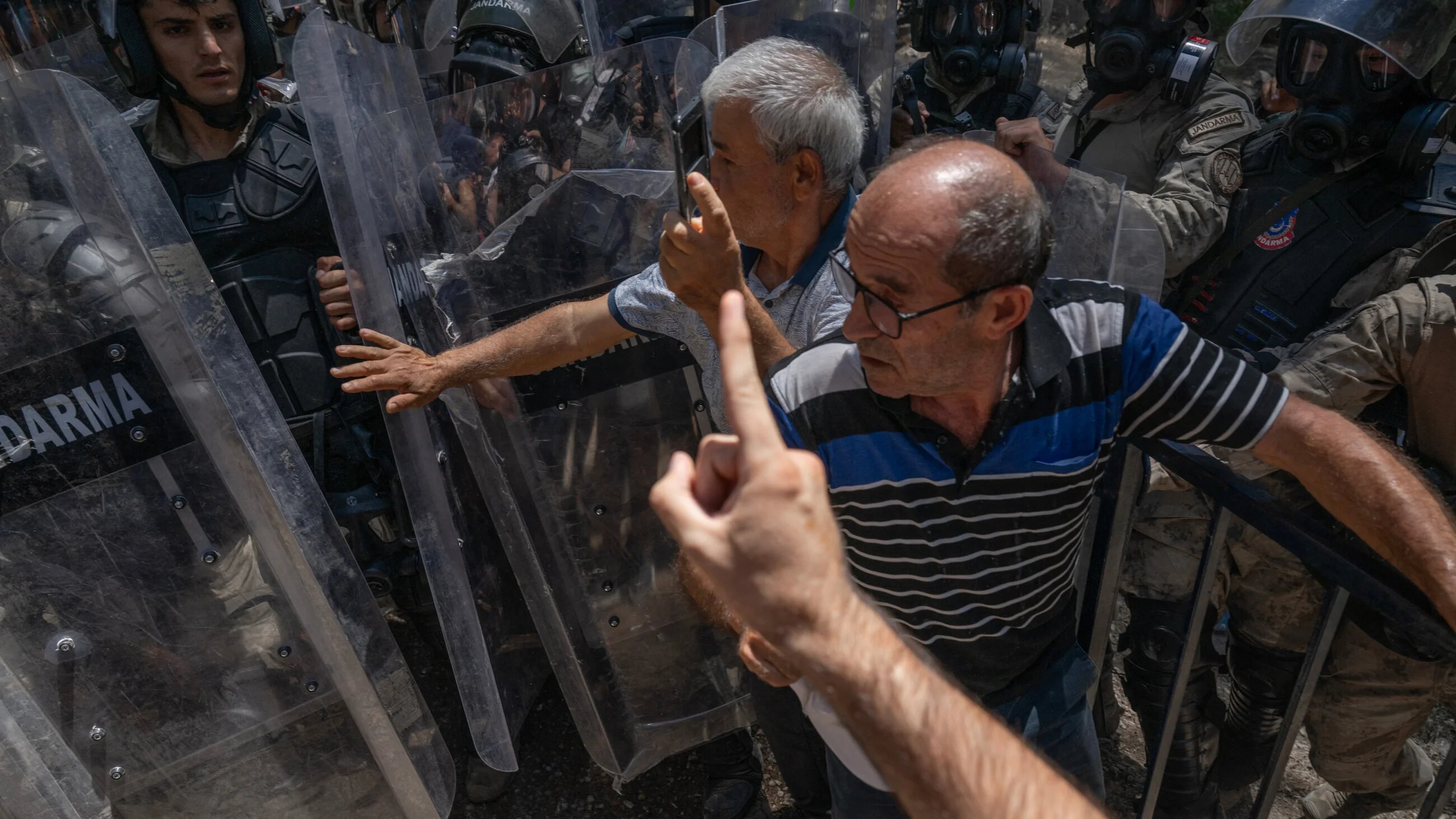 Turkish soldiers of the Gendarmerie General Command push back demonstrators during clashes in Ikizkoy, in the Milas district of the Province of Mugla, on 28 July 2023 (AFP)