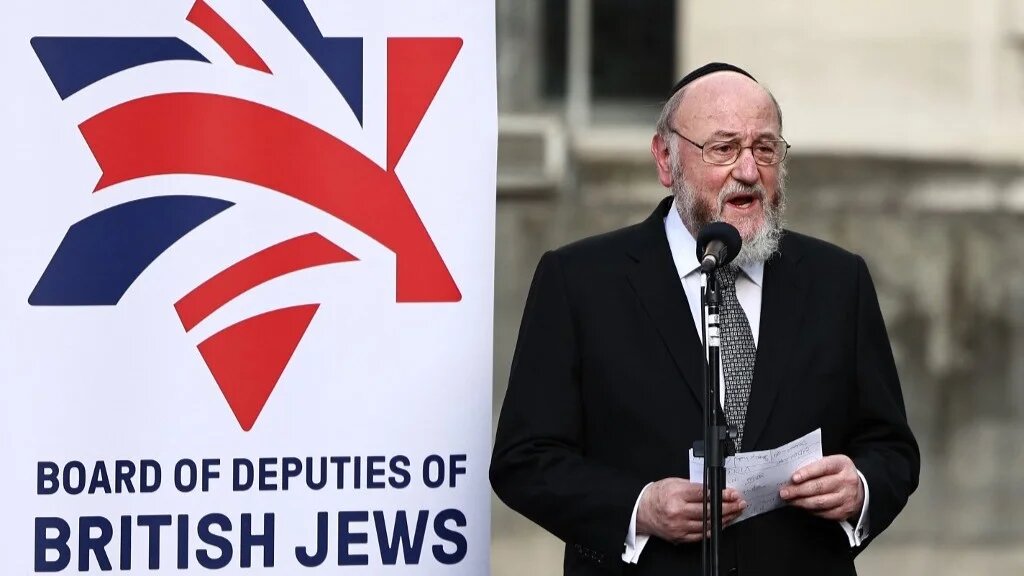 Britain's Chief Rabbi Ephraim Mirvis addresses a 'Vigil for Israel' opposite the entrance to Downing Street on 9 October 2023