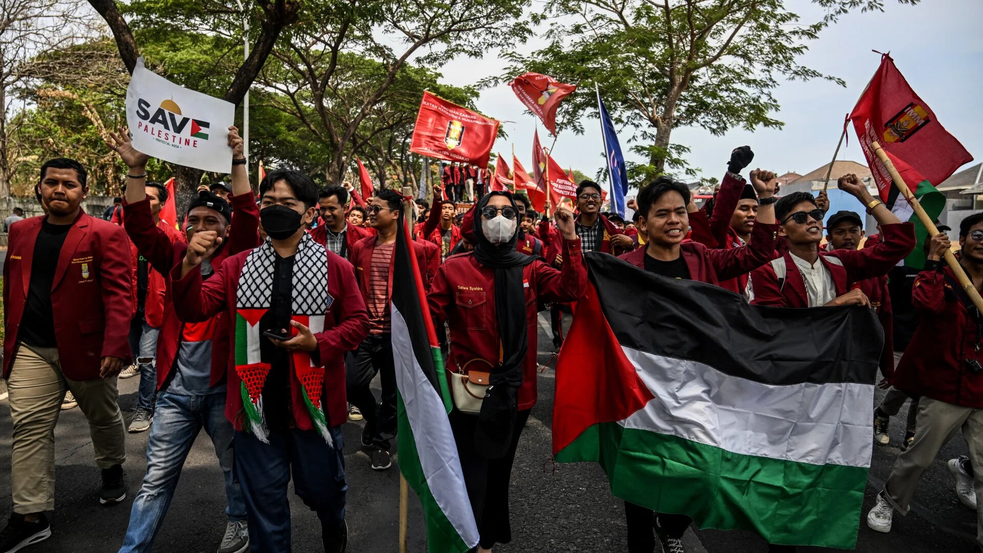 Students from Muhammadiyah University gather in front of the US consulate general to show solidarity with Palestinians during the early weeks of Israel’s war on Gaza, in Surabaya, East Java, on 7 November 2023 (Juni Kriswanto/AFP)