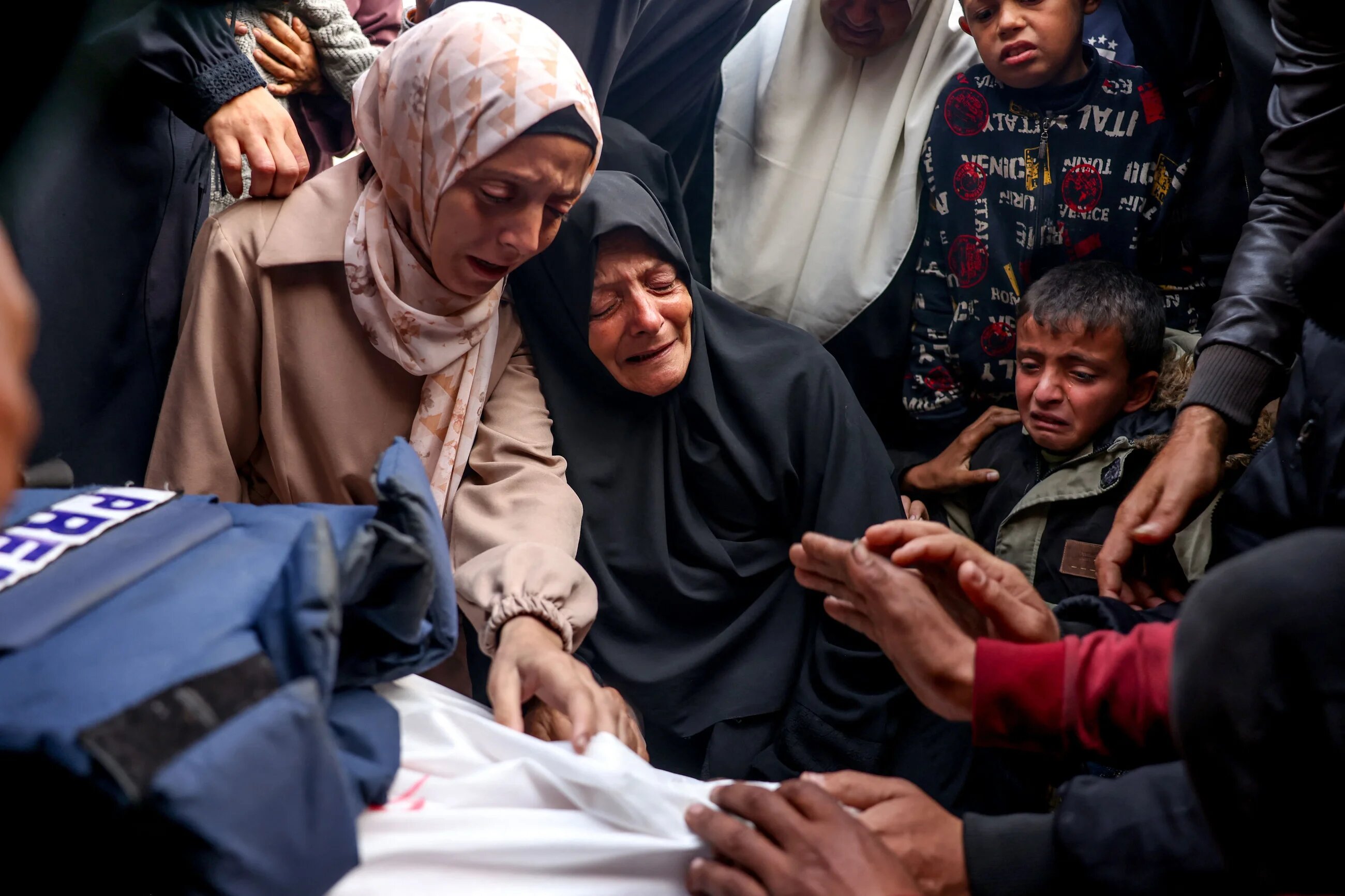 KhanYounis-Gaza-PalestiniansMournJournalistIsraeliStrike-16JAN2025-AFP-BASHARTALEB 