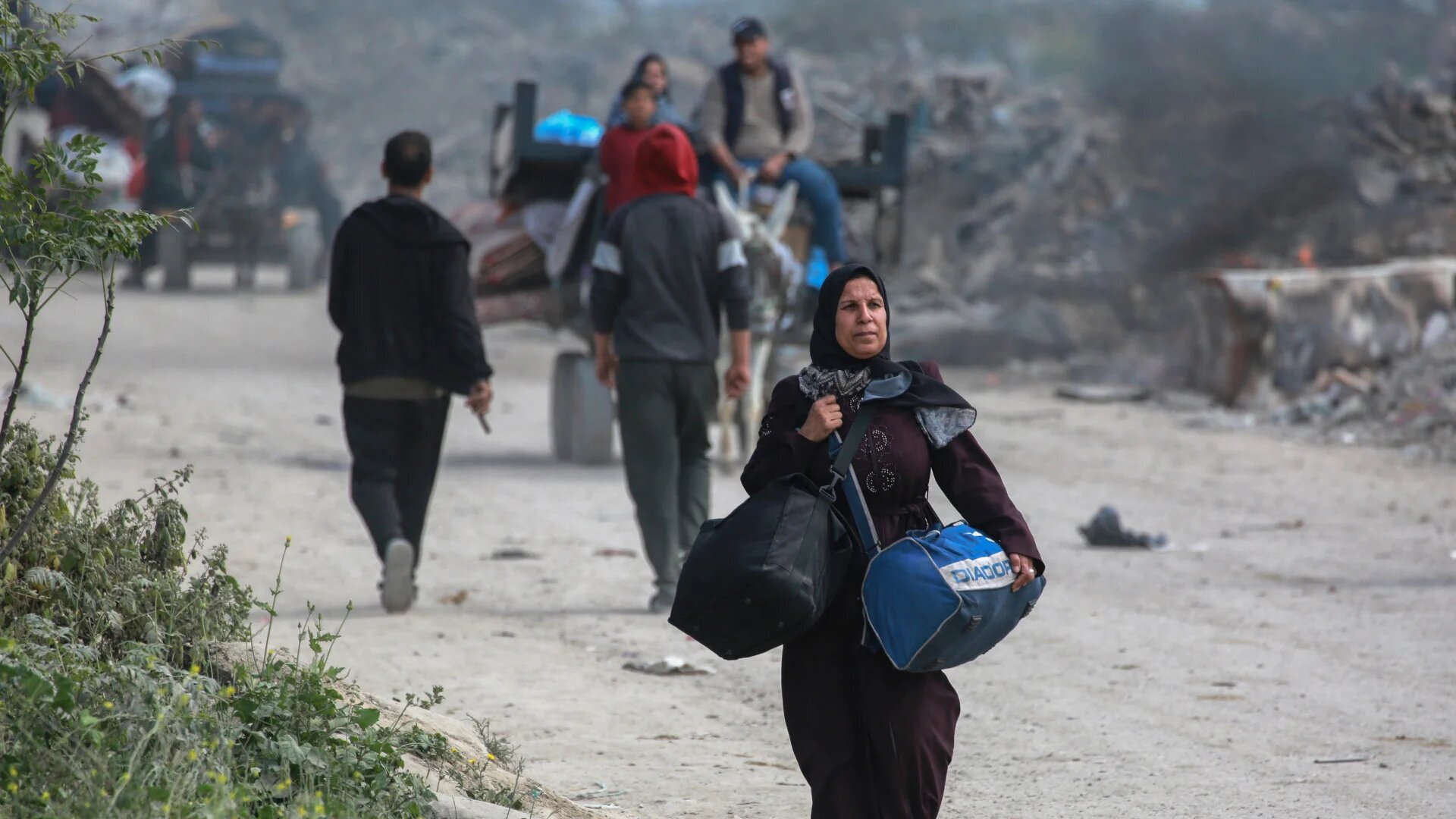 Displaced Palestinians leave Beit Hanoun in the northern Gaza Strip with their belongings, heading towards Gaza City following Israeli evacuation orders on 19 March 2025 (Bashar Taleb/AFP)