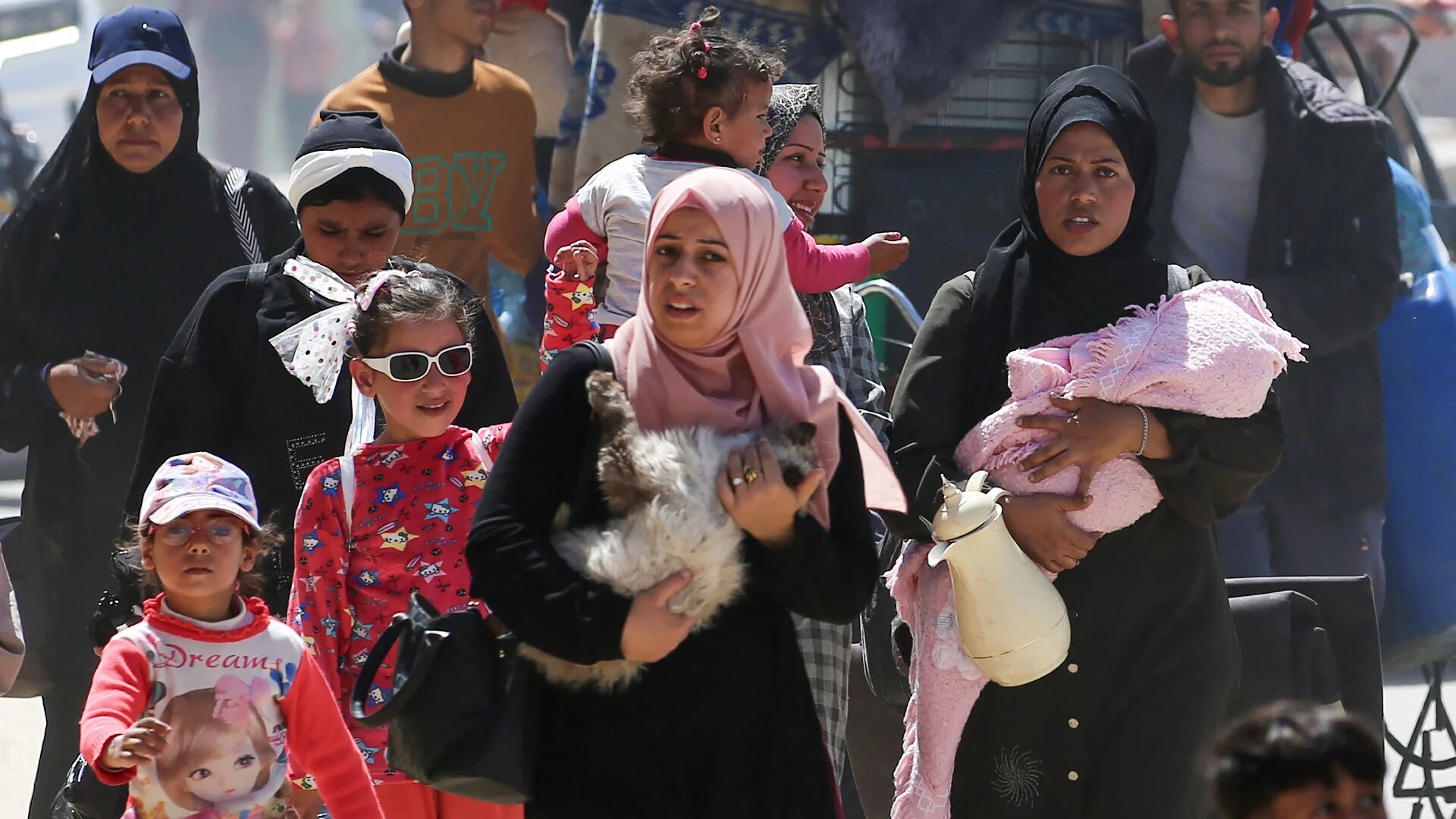 Palestinian families fleeing Rafah arrive in the city of Khan Younis following new Israeli evacuation orders, in the southern Gaza Strip, on 31 March 2025 (Eyad Baba/AFP)