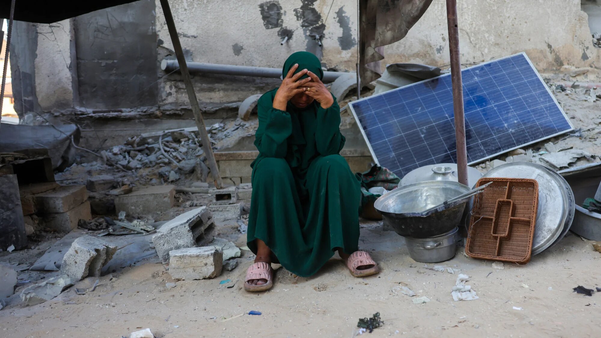 A woman reacts after an Israeli strike in Khan Yunis, in the southern Gaza Strip, on 29 October 2025 (AFP/Bashar Taleb)
