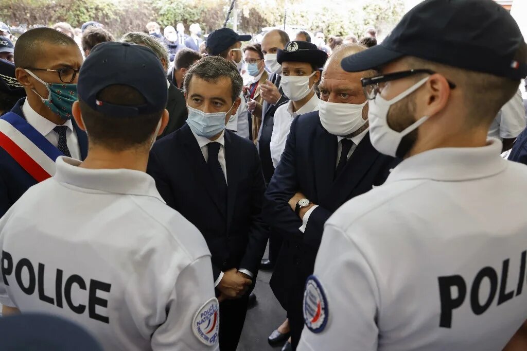 Depuis l’assassinat de Samuel Paty, « plus de 80 enquêtes » ont été ouvertes contre « tous ceux qui de façon apologique ont expliqué d’une manière ou d’une autre que ce professeur l’avait bien cherché », a déclaré Gérald Darmanin (à droite) sur Europe 1 (AFP)