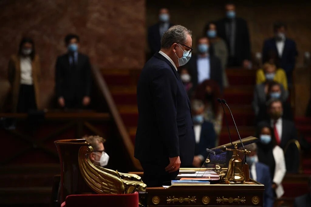 Le président de l’Assemblée nationale Richard Ferrand observe une minute de silence en hommage à Samuel Paty, le 20 octobre 2020 (AFP)