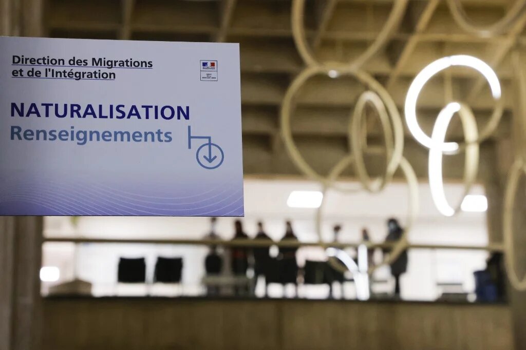 La dématérialisation des services administratifs pour les étrangers complique les démarches de régularisation et de naturalisation. Depuis le début de la crise sanitaire, certaines préfectures ne délivrent plus de rendez-vous sur internet (AFP)