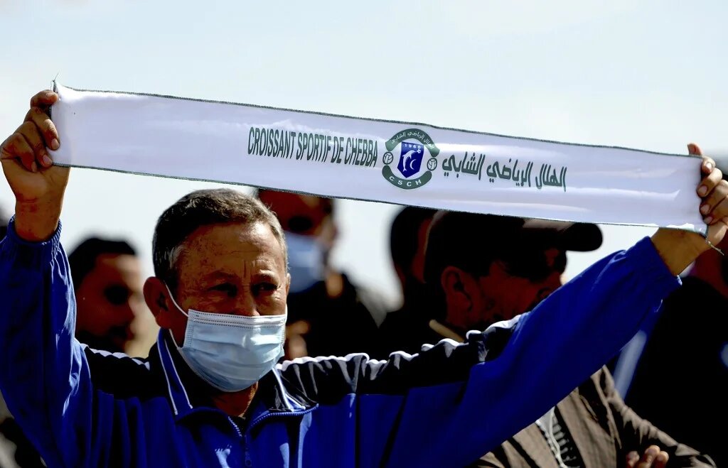 Légende : Les fans tunisiens du CS Chebba manifestent au port méditerranéen de Chebba en Tunisie le 29 octobre 2020 (AFP)