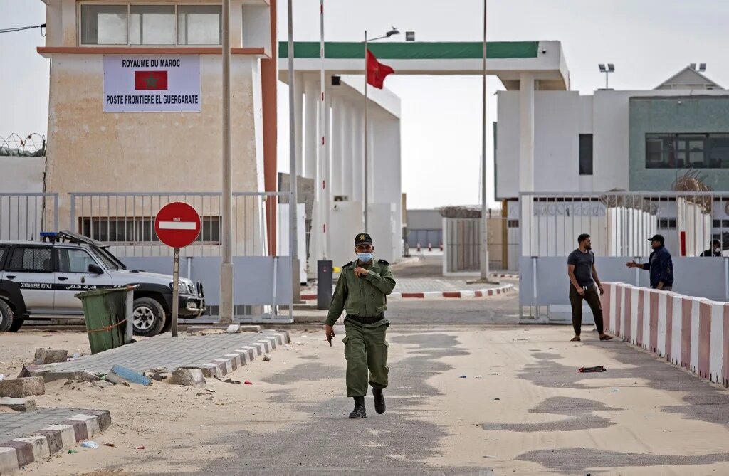 Un officier de l’armée marocaine à proximité du poste frontalier de Guerguerat, le 26 novembre 2020 (AFP)