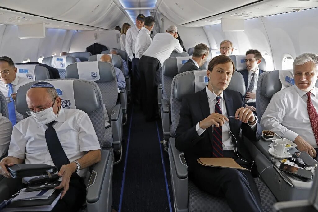 Le conseiller présidentiel américain Jared Kushner, le conseiller américain à la sécurité nationale Robert O’Brien (à droite) et le chef du Conseil de sécurité nationale d’Israël Meir Ben-Shabbat, à bord d’un avion El Al qui transporte une délégation américano-israélienne aux Émirats arabes unis à la suite d’un accord de normalisation (AFP)