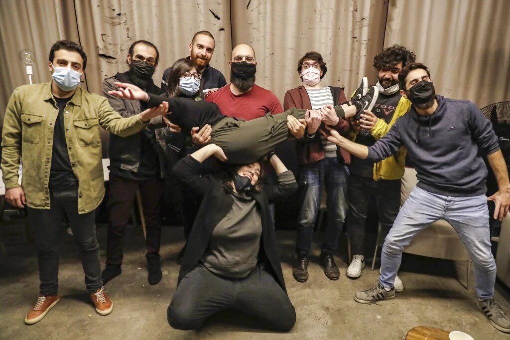 Des stand-uppers libanais, le 15 décembre 2020, avant leur passage sur scène à Beyrouth (AFP) 