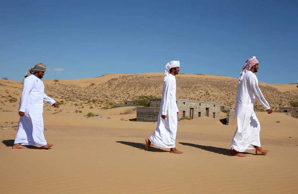 D’anciens habitants de Wadi al-Murr se promènent dans leur village abandonné, le 31 décembre 2020 (AFP)