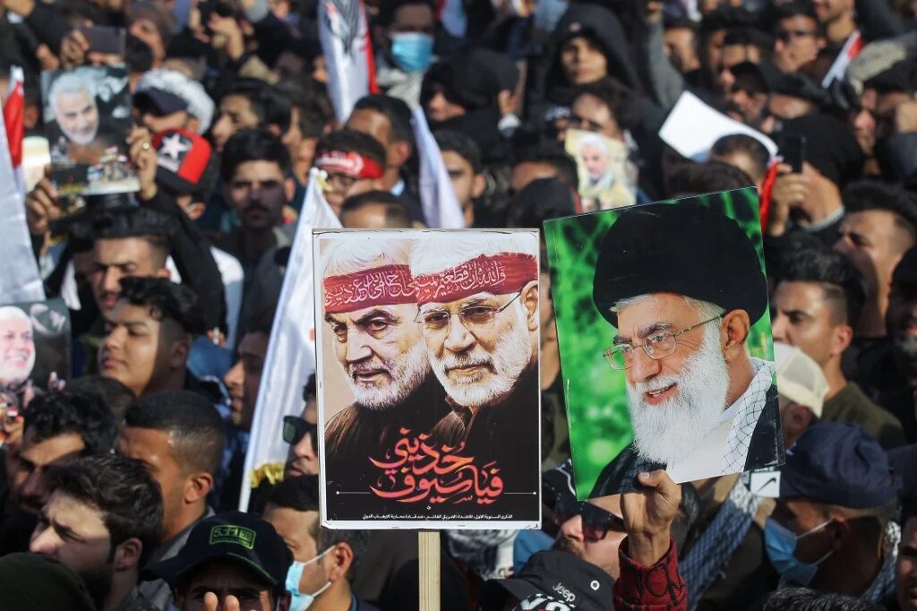 Des milliers de partisans du Hachd al-Chaabi, une coalition de paramilitaires désormais intégrés à l’État irakien, ont attaqué le « grand Satan » américain, le 3 janvier 2020 à Bagdad (AFP)