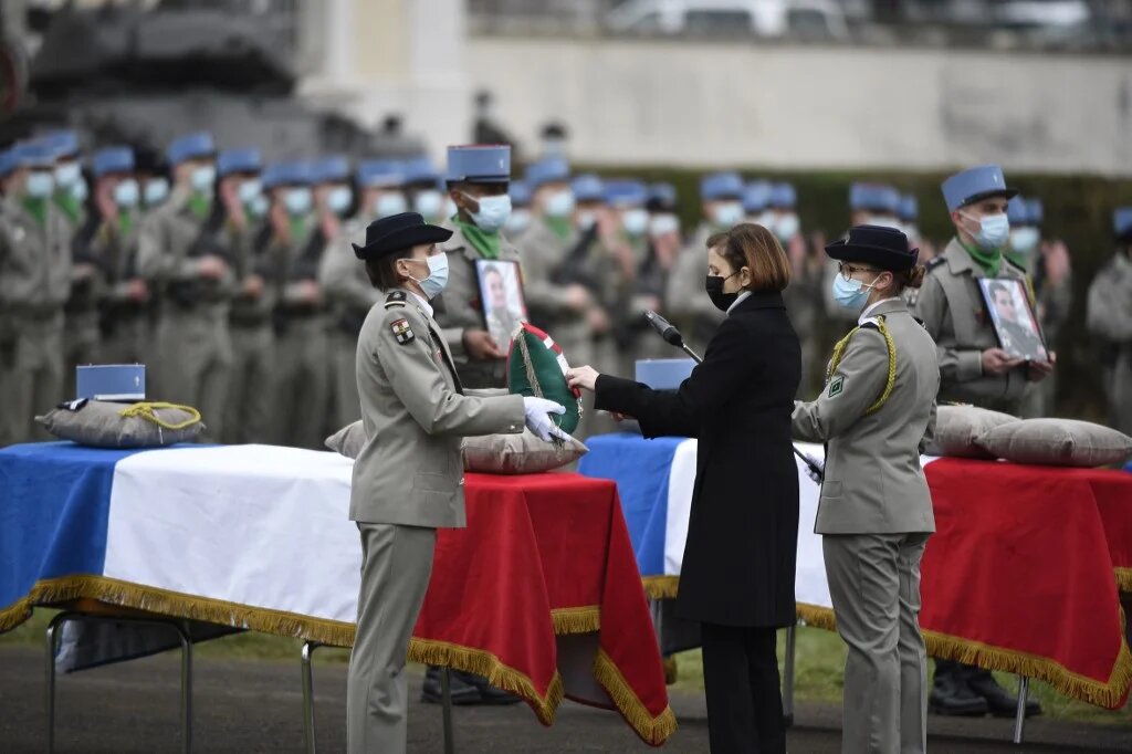 « Vous êtes tombés pour la France en combattant pour elle jusqu’à votre dernier souffle » : la ministre des Armées Florence Parly a rendu un hommage national mardi à Thierville-sur-Meuse (nord-est) aux trois soldats français tués le 28 décembre au Mali (AFP)
