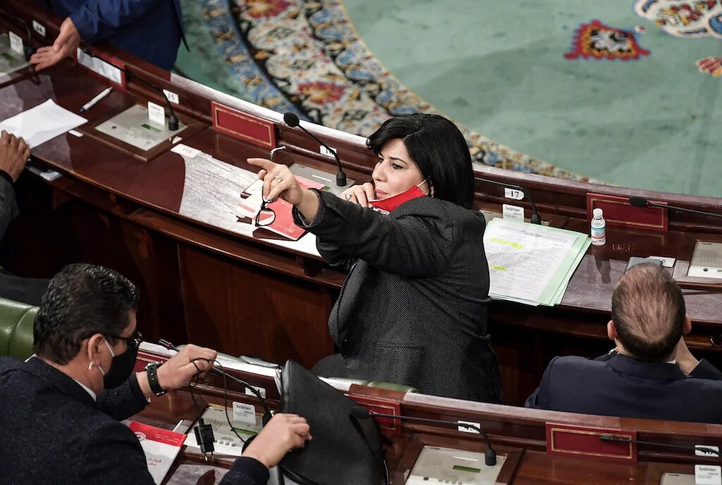 Le bureau de l’Assemblée des représentants du peuple a décidé, mardi 23 mars, d’interdire à la présidente du bloc parlementaire du Parti destourien libre (PDL), Abir Moussi, d’intervenir dans l’hémicycle après qu’elle a entravé avec les députés de son bloc, le déroulement des travaux de la séance plénière (AFP)