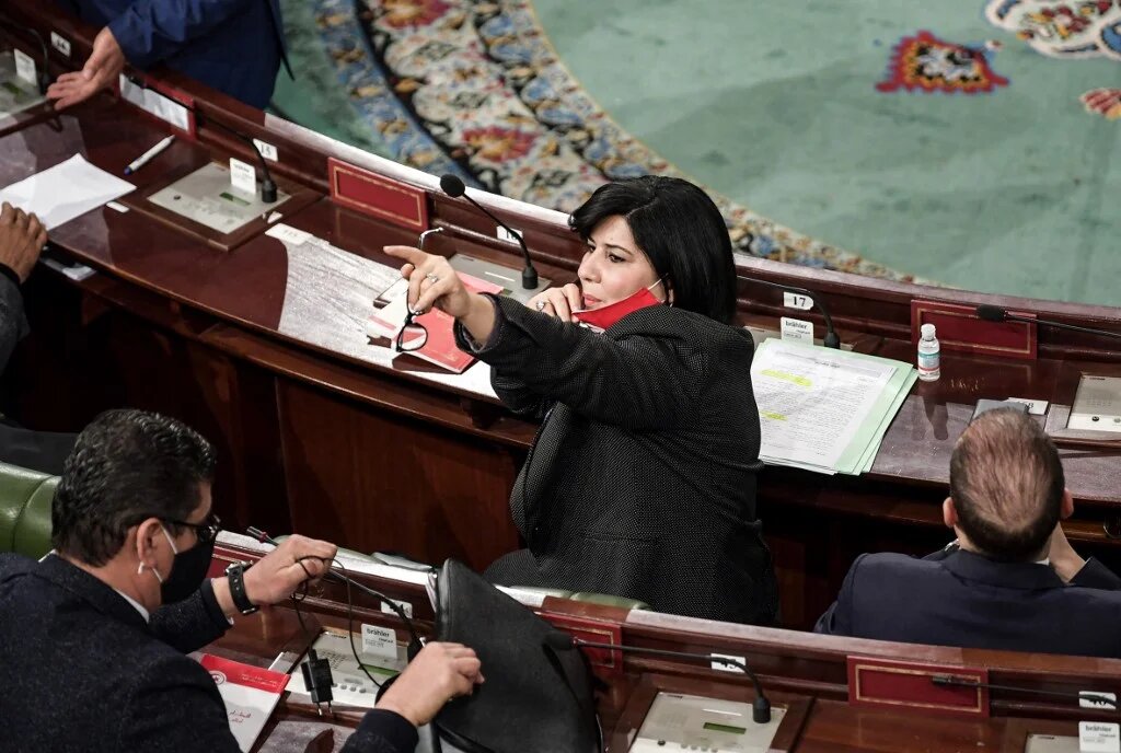 Voyant la liesse populaire engendrée par le gel du Parlement et l’éviction de Hichem Mechichi, elle a rappelé qu’elle avait toujours combattu le régime politique issu de la Constitution de 2014 et est même allée jusqu’à suggérer qu’elle avait inspiré le président (AFP/Fethi Belaïd)