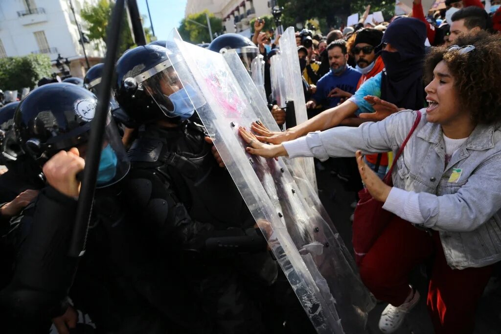 Face-à-face entre les manifestants et les forces de l’ordre au cours d’un rassemblement contre la « répression policière », à Tunis, le 30 janvier 2021 (AFP/Anis Mili)