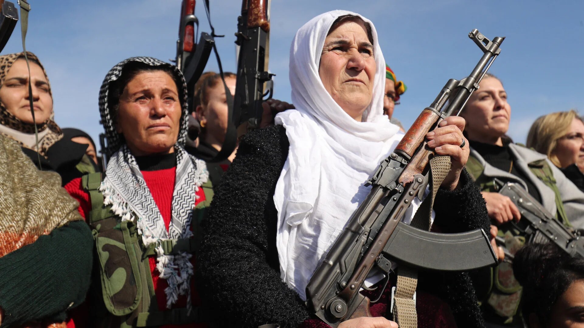 Kurdish civilians gather with weapons amid growing uncertainty over the future of Kurdish autonomy following the collapse of negotiations between Damascus and the Kurdish-led Syrian Democratic Forces, in Qamishli on 20 January 2026 (Delil Souleiman/AFP)