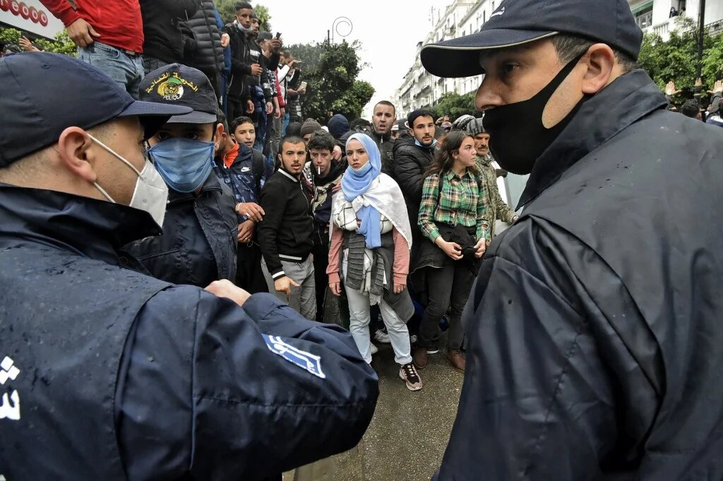 Des Algériens se rassemblent à Alger, le 22 février 2021, pour le deuxième anniversaire du hirak (AFP)