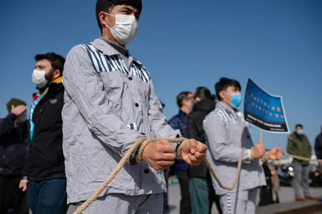 Les marques sont accusées de commercialiser des produits fabriqués en totalité, ou en partie, dans des usines où des Ouïghours sont soumis au travail forcé (AFP/Yasin Akgul)