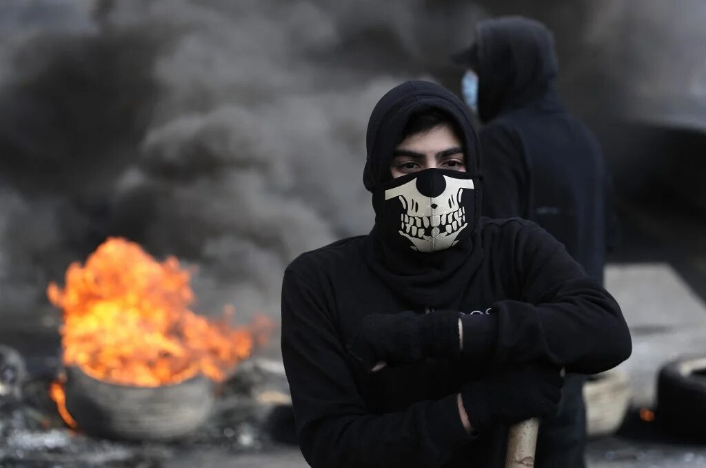 Des manifestants ont bloqué plusieurs axes routiers majeurs lundi au Liban pour exprimer leur « colère » face à la dégradation sans fin de leurs conditions de vie et à l’inaction des dirigeants politiques (AFP)