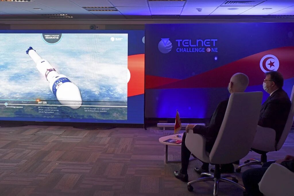 Le président tunisien Kais Saied (à gauche) aux côtés du PDG de Telnet, Mohamed Frikha, assistent au lancement du premier satellite tunisien Challenge-1, à Tunis le 22 mars 2021 (AFP)