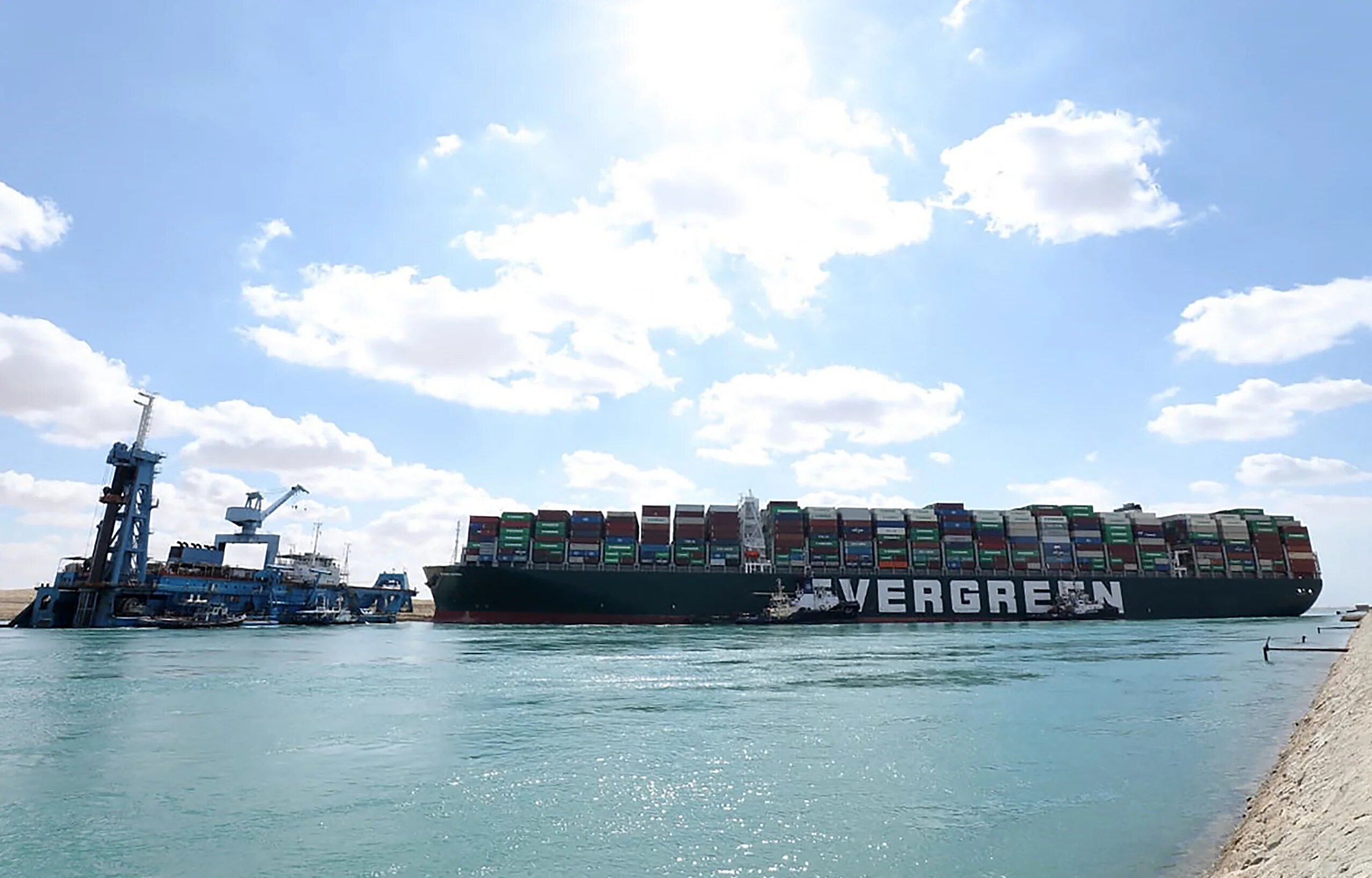 A dredger trying to free the Ever Given 