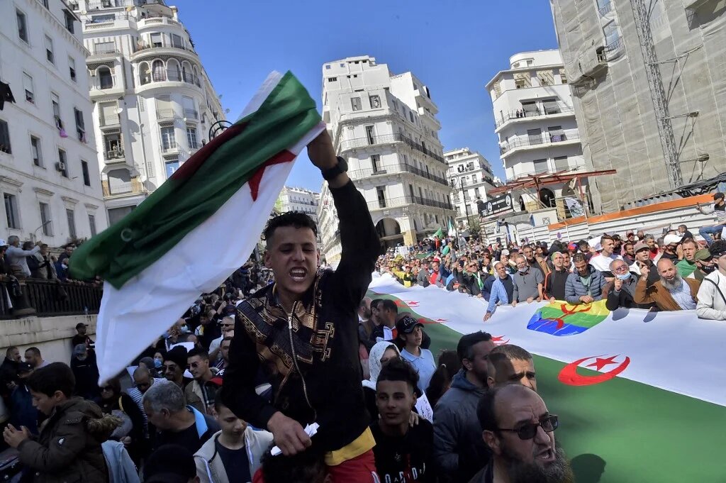 « Le mouvement populaire du hirak ne se reconnaît dans aucune de ses composantes politiques et les rejette dans la mesure où elles prolongent le souffle d’un système [politique] à l’agonie » - Moulay Chentouf, président du Parti pour la laïcité et la démocratie (AFP/Ryad Kramdi)