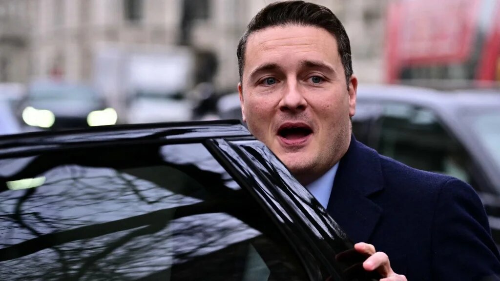 Britain's Health Secretary Wes Streeting leaves following a cabinet meeting at 10 Downing Street in central London on February 10, 2026.