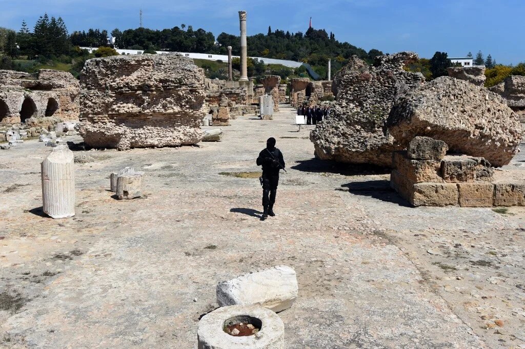 La Tunisie a créé une brigade d’investigation spécialisée dans le trafic du patrimoine rattachée à l’unité de lutte contre la criminalité. Ici, un garde dans les thermes d’Antonin de Carthage (AFP/Fethi Belaïd)