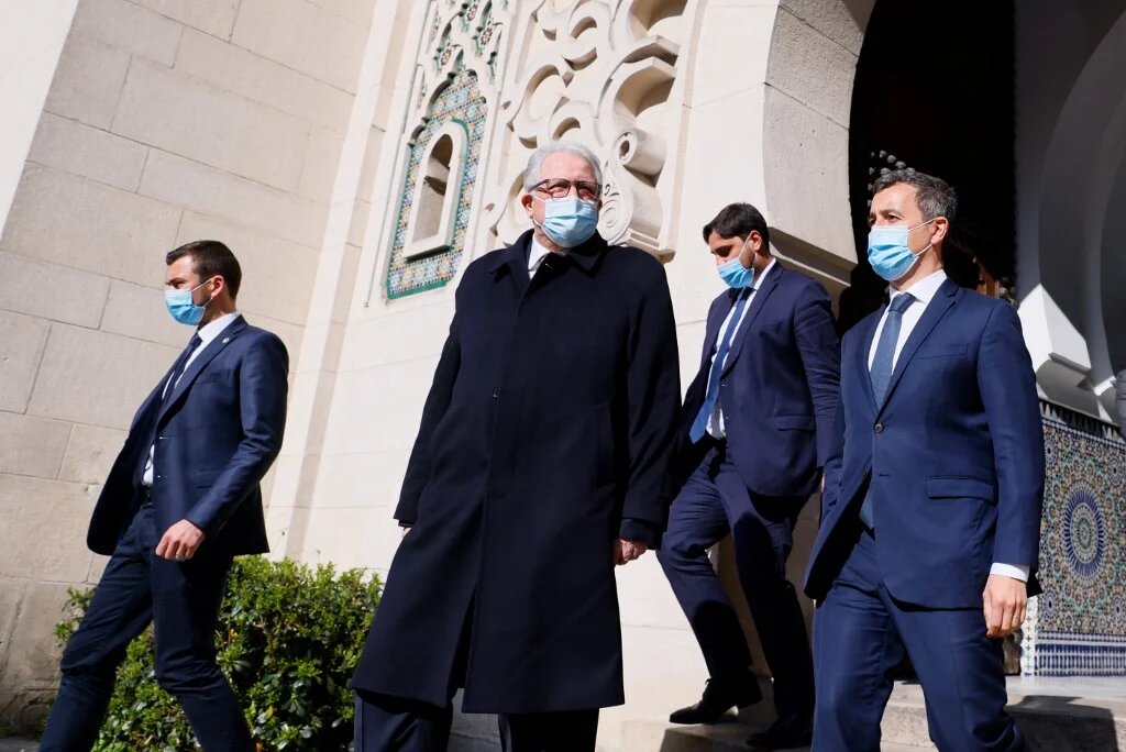 Le ministre français de l’Intérieur Gérald Darmanin et le recteur de la Grande Mosquée de Paris Chems-Eddine Hafiz, le 13 avril 2021 (AFP/Thomas Samson)