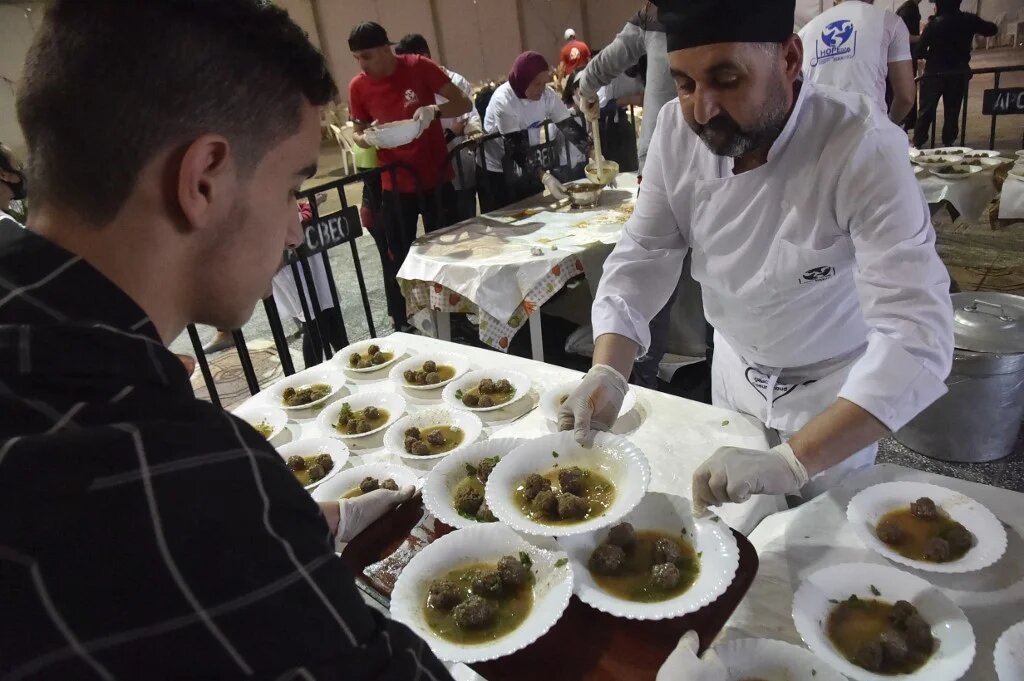 Pendant le Ramadan, nombre de familles en situation de précarité ne trouvent réconfort qu’auprès d’associations de bienfaisance (AFP)