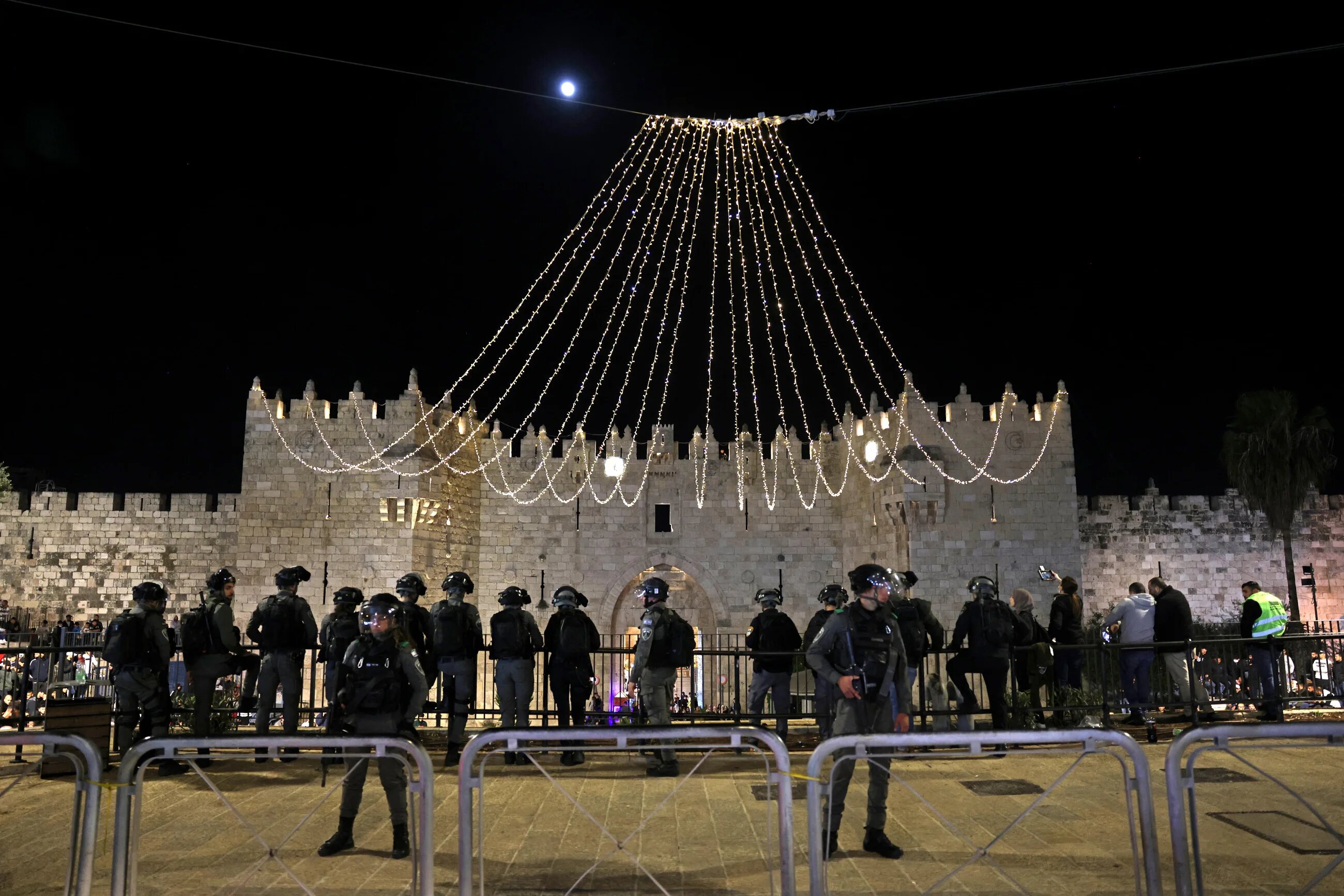 Israeli security forces stand guard outside the Damascus Gate in Jerusalem's Old City on 27 April, 2021. (Menahem Kahana/AFP).