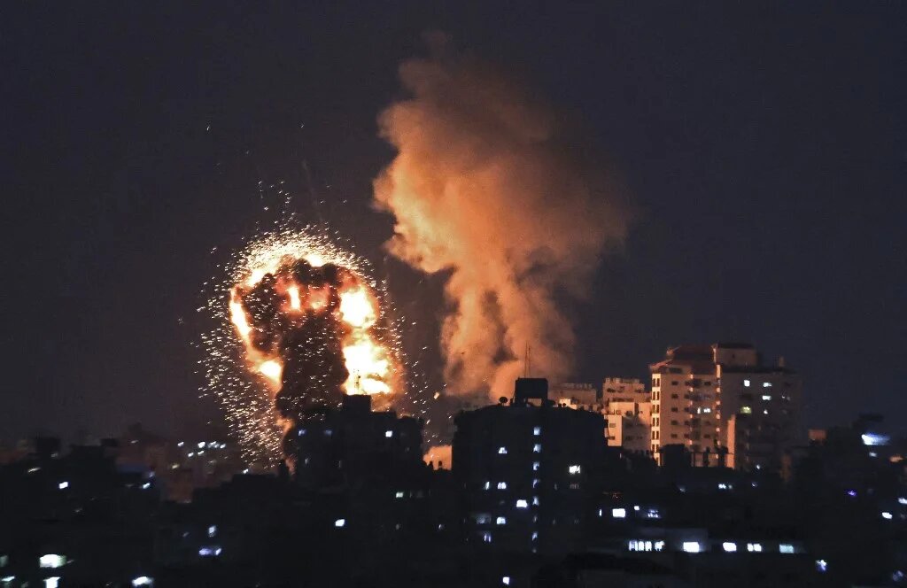 Frappes aériennes israéliennes dans la bande de Gaza, dans la nuit de lundi à mardi (AFP)