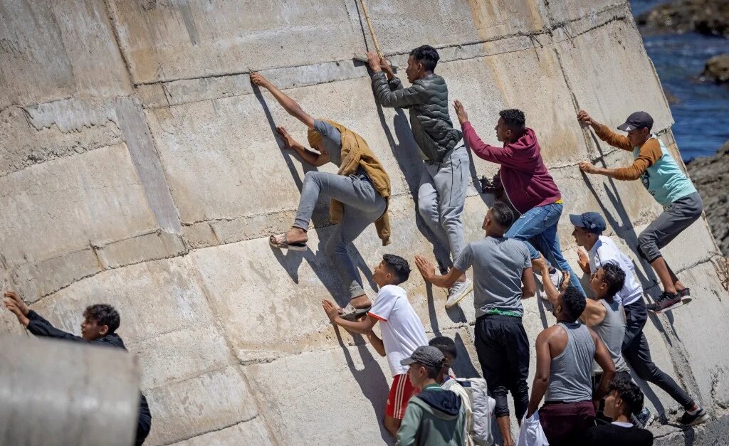 L’enclave de Ceuta, héritée de l’époque de la colonisation espagnole, est la seule frontière terrestre de l’Union européenne avec l’Afrique avec l’autre enclave de Melilla, située à 400 kilomètres à l’est sur la côte marocaine (AFP)