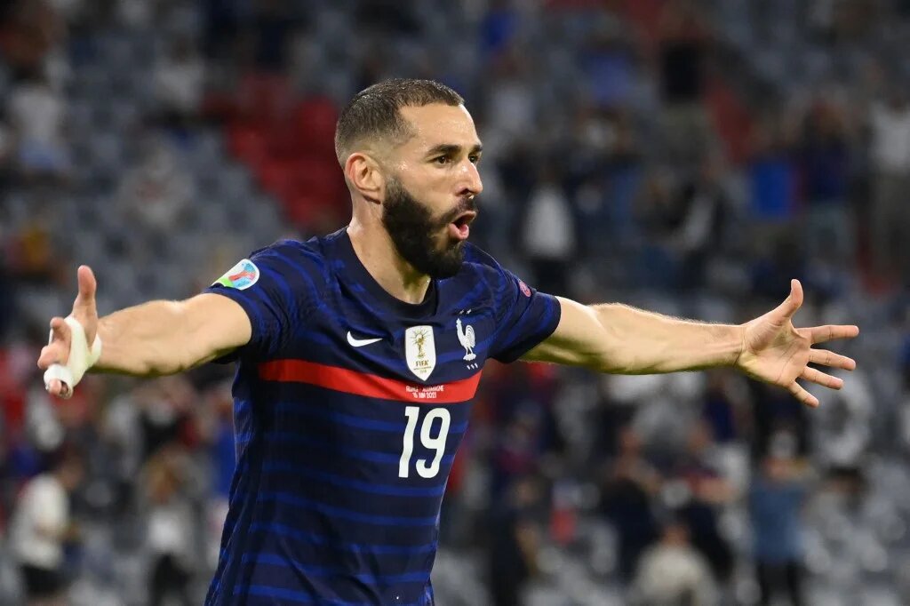 « Il y a toujours une suspicion en France concernant le positionnement des joueurs d’origine algérienne vis-à-vis du maillot français et, par conséquent, de la nation française », explique Stanislas Frenkiel. Le dernier joueur à en faire les frais : Karim Benzema (AFP/Franck Fife)