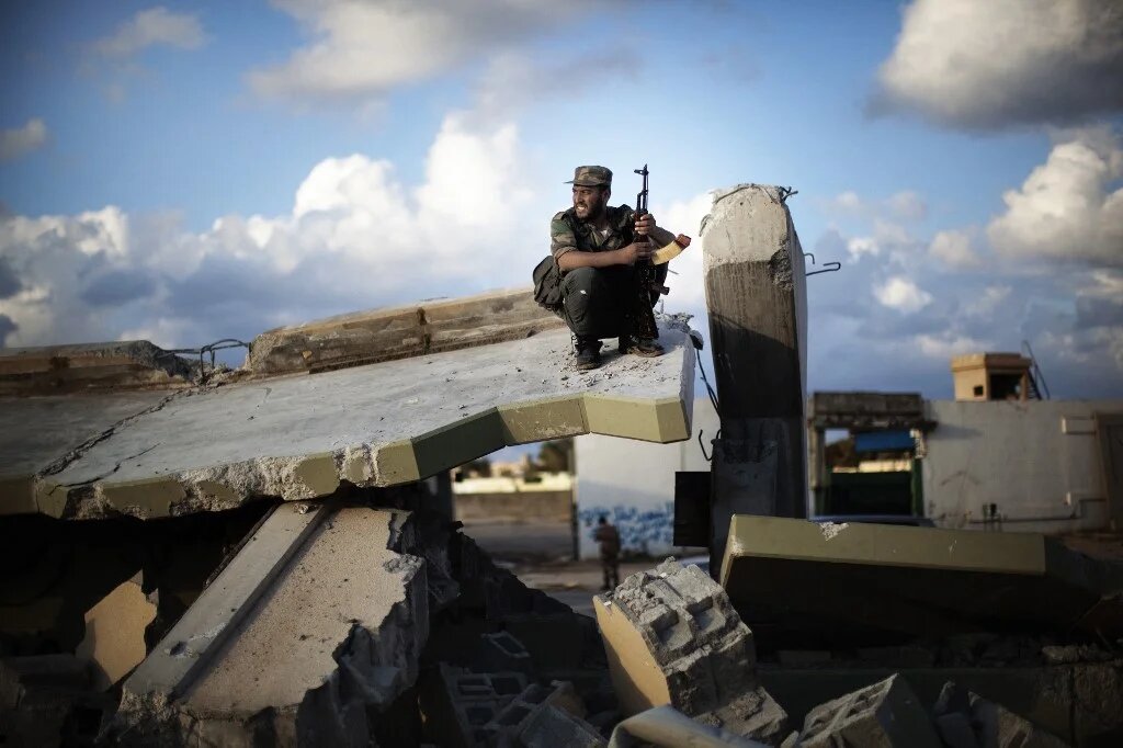 Rasé par les bombardements de l’OTAN en 2011 puis vandalisé par les rebelles, l’ancien QG est en grande partie en ruine (AFP/Marco Longari)