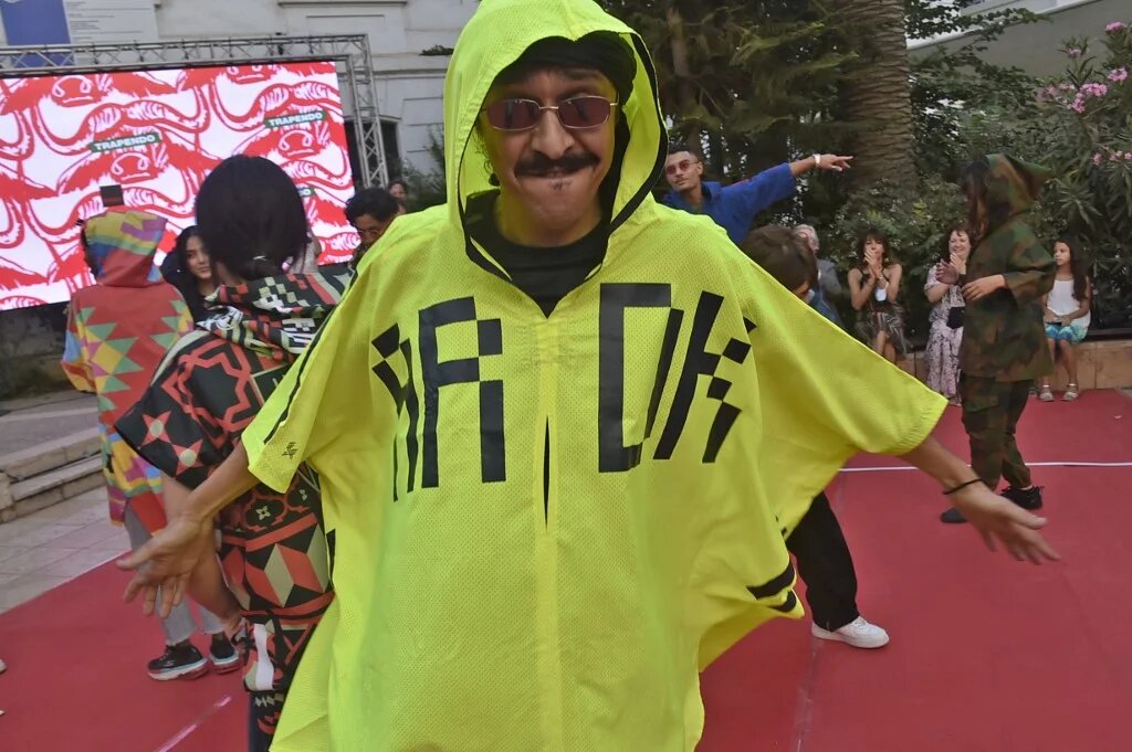 Hichem Gaoua porte l’une de ses créations à l’Institut français d’Alger lors de la Biennale algéro-française du design, le 27 juin 2021 (AFP/Ryad Kramdi)