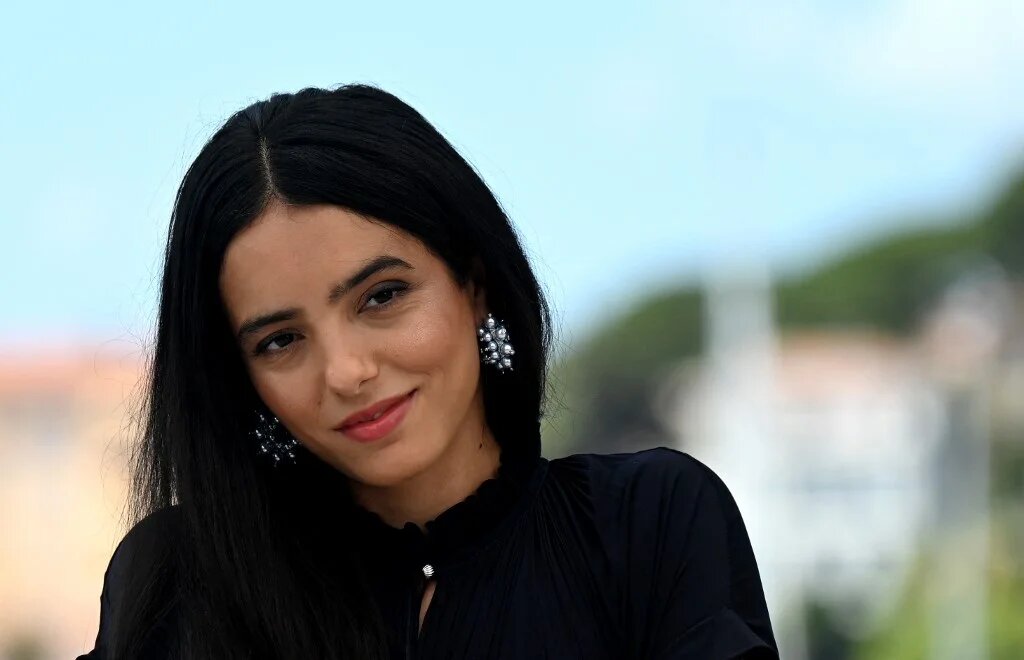 L’actrice française d’origine tuniso-algérienne Hafsia Herzi, révélée dans La Graine et le mulet en 2007, revient à Cannes en tant que réalisatrice avec Bonne mère, son premier long métrage pour lequel elle a puisé dans ses souvenirs d’enfance, dans les cités de Marseille. Présenté dans la section Un Certain regard, il sort en salles en France le 21 juillet (AFP/Christophe Simon)