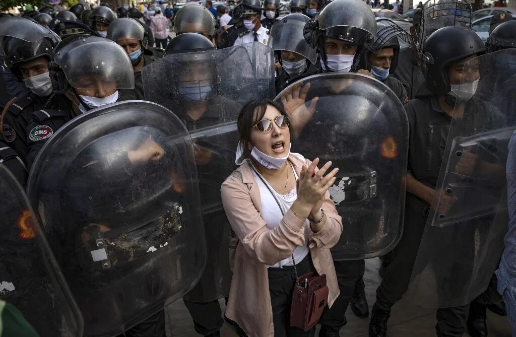 Une activiste marocaine lors d’une manifestation pour la libération du journaliste Soulaiman Raissouni, à Rabat, le 10 juillet 2021 (AFP/Fadel Senna)