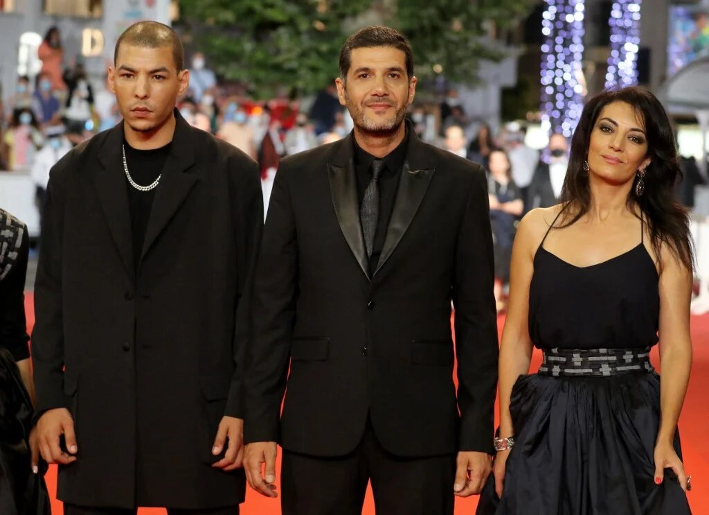 L’acteur Anas Basbousi, le réalisateur Nabil Ayouch et la scénariste Maryam Touzani lors de la présentation du film Haut et fort au festival de Cannes, le 15 juillet 2021 (AFP/Valery Hache)