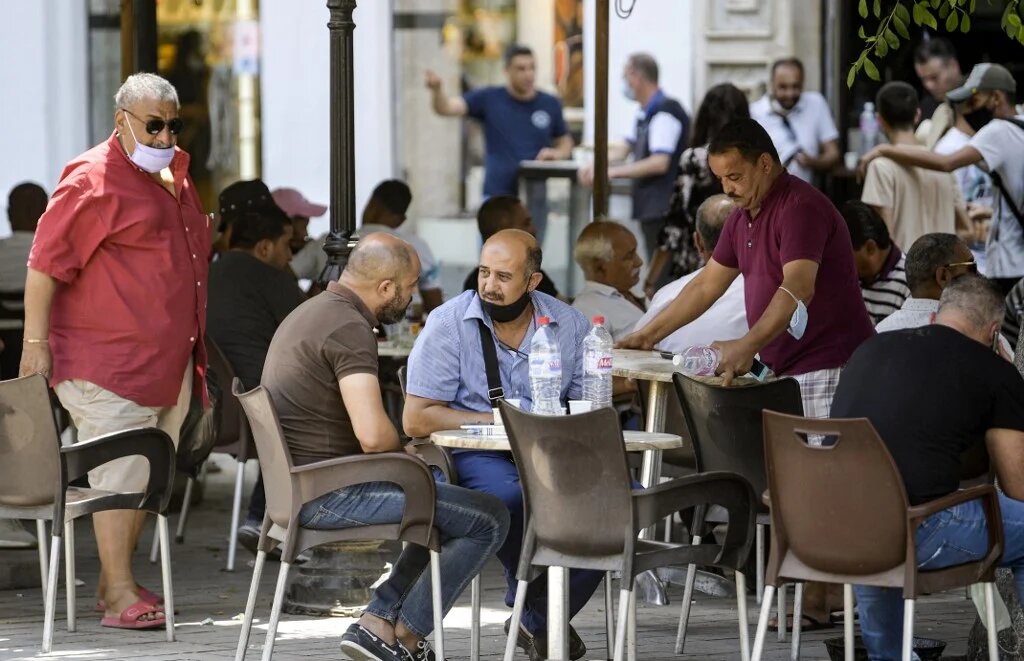 Scène de rue à Tunis, le 28 juillet 2021 (AFP/Fethi Belaïd)